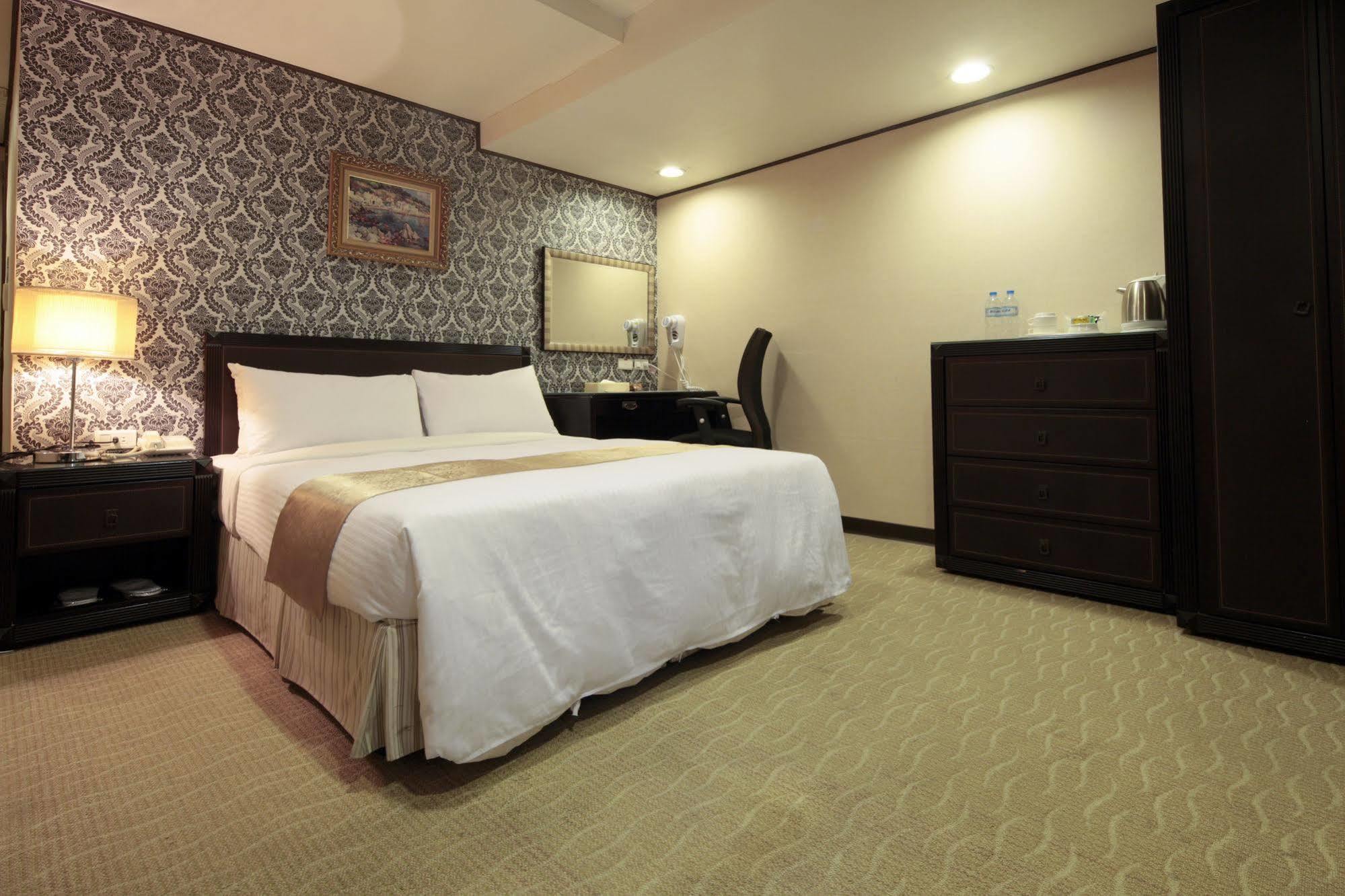 Lincoln Hotel ไถหนาน ภายนอก รูปภาพ