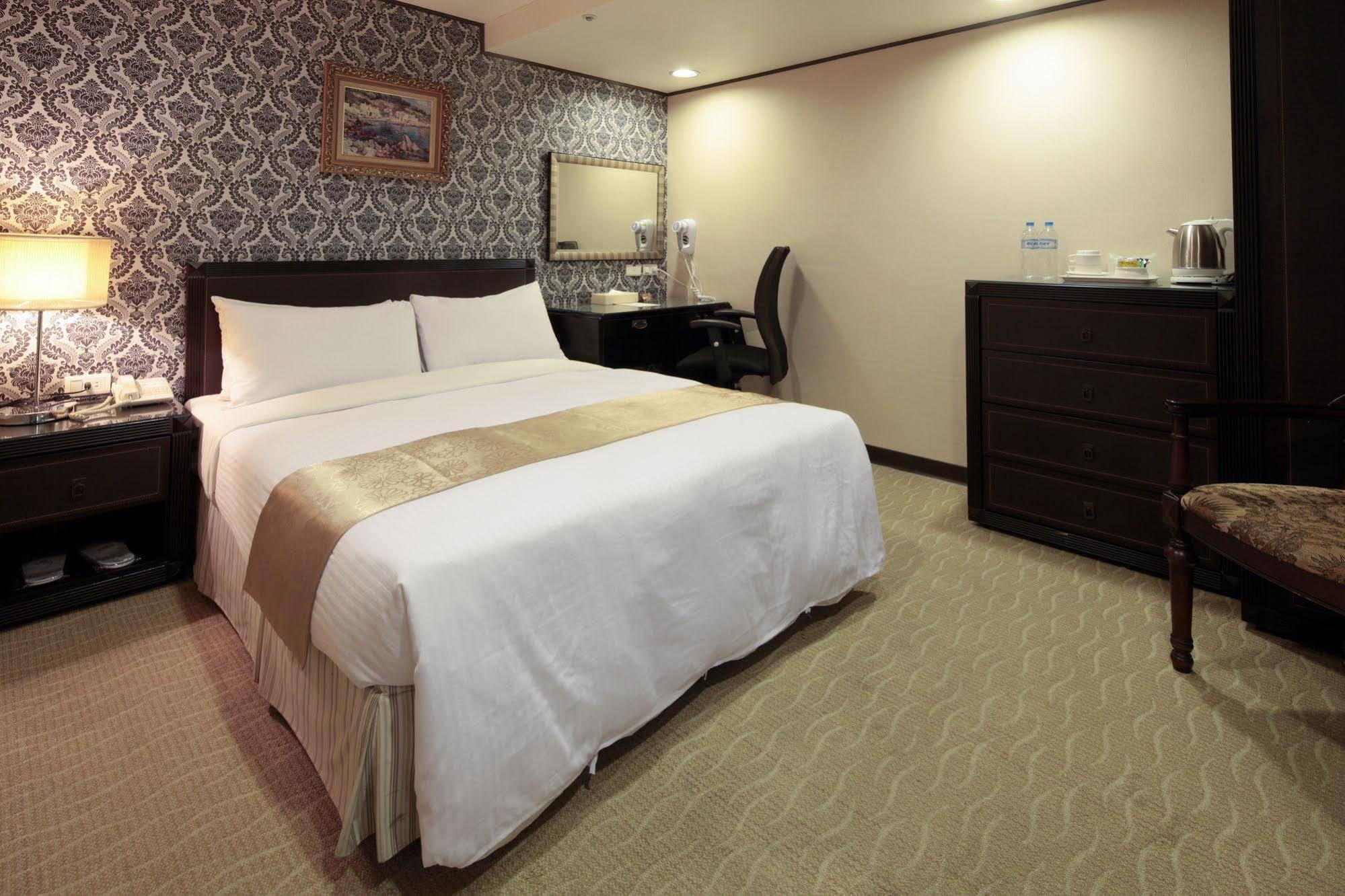 Lincoln Hotel ไถหนาน ภายนอก รูปภาพ