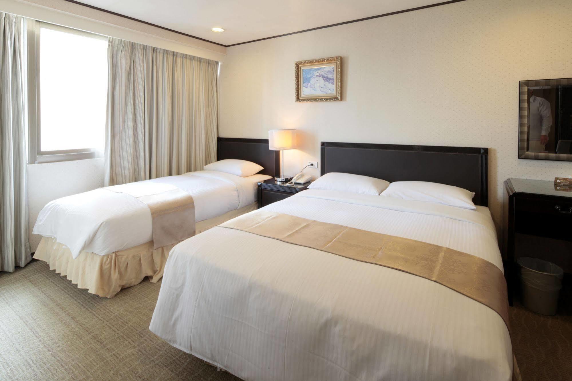 Lincoln Hotel ไถหนาน ภายนอก รูปภาพ